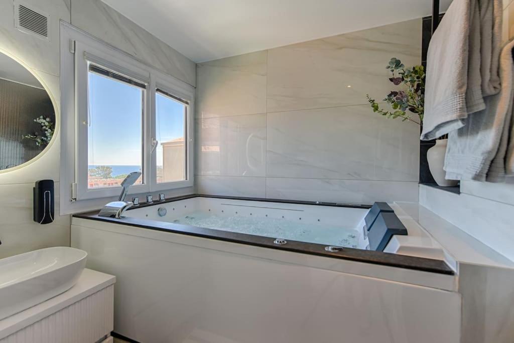 Sea View & Suite: 3min *